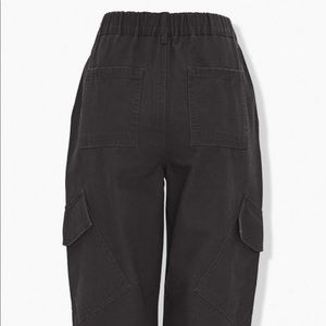 Super trendy High rise cargo joggers.